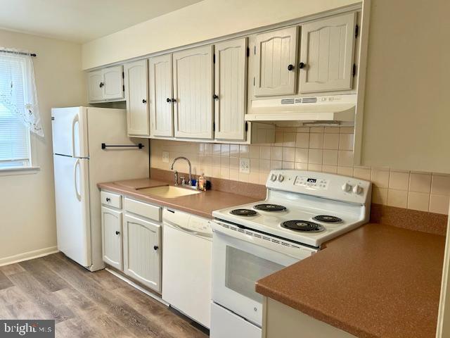 10 Kettle Court, Unit 76F Windsor Mill, MD 21244 - Photo 2 of 11 a kitchen with a stove and a refrigerator