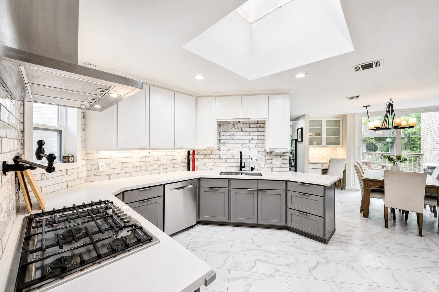 201 Vanderpool Lane, Unit 130 Houston, TX 77024 - Photo 14 of 41 The kitchen is continuously filled with natural light provided by the large skylight and sliding glass door beyond. The corner window provides views of the serene entry courtyard.