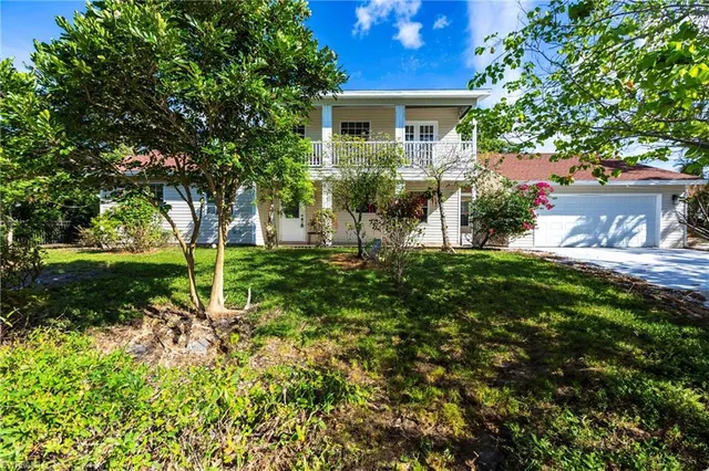 a view of a house with a yard