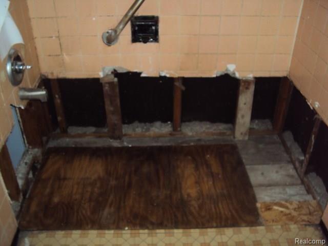 2nd floor bath.jpg