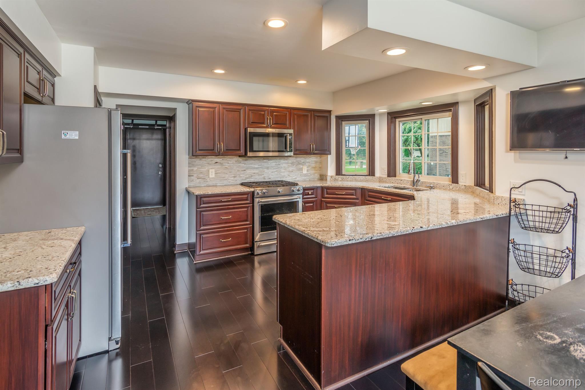4550 Strandwyck Road West Bloomfield, MI 48322 - Photo 10 of 37