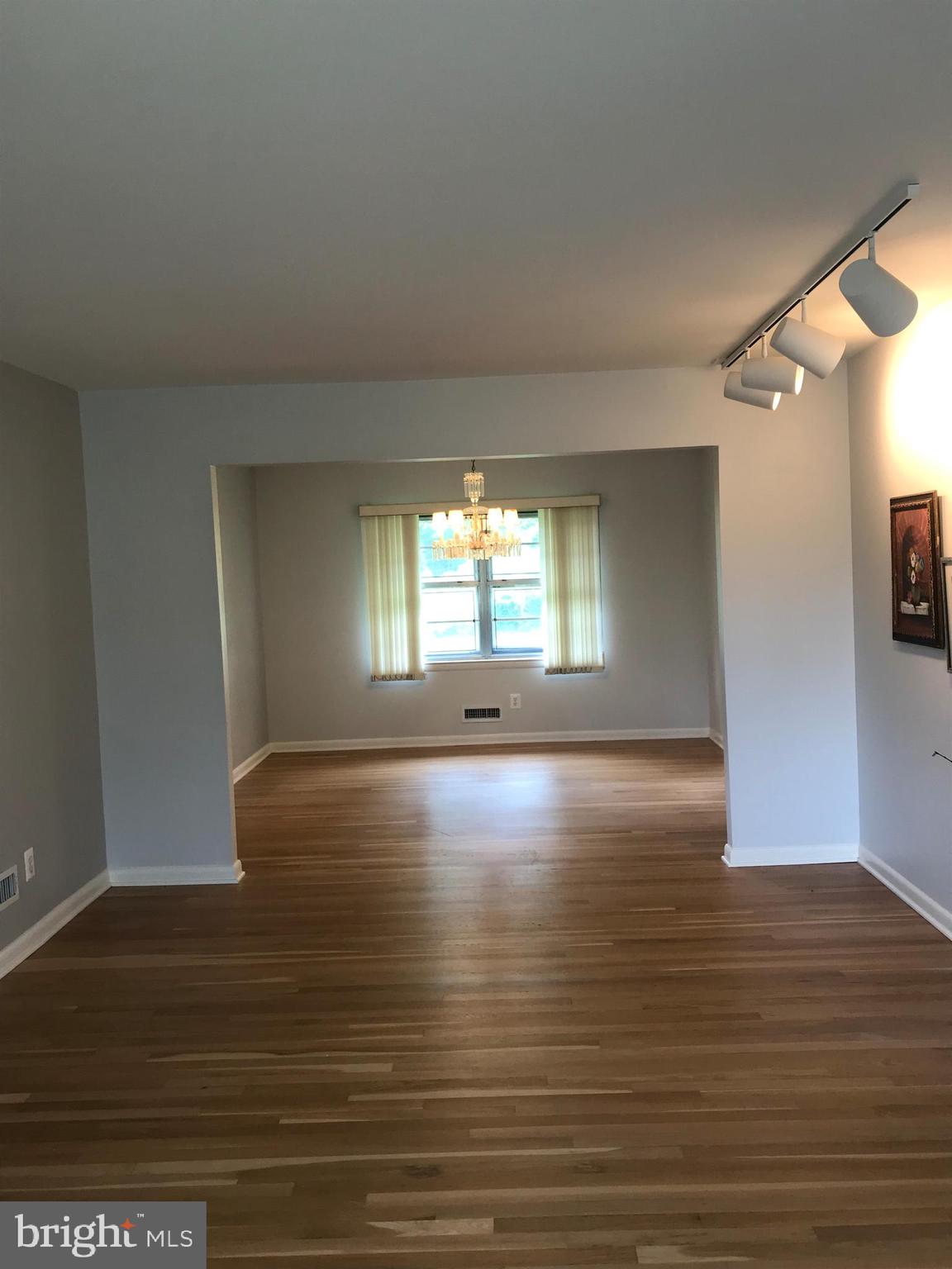 810 Smoke Tree Road Baltimore, MD 21208 - Photo 6 of 25 Living room w/tract lighting