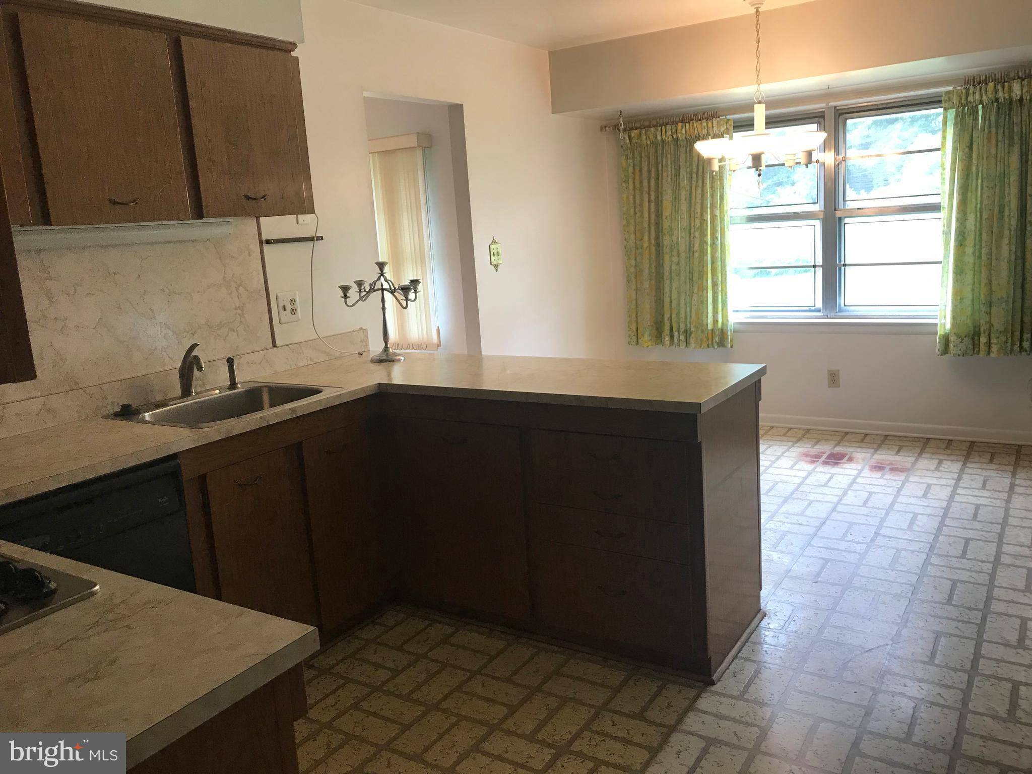 810 Smoke Tree Road Baltimore, MD 21208 - Photo 10 of 25 Bright kitchen with table space