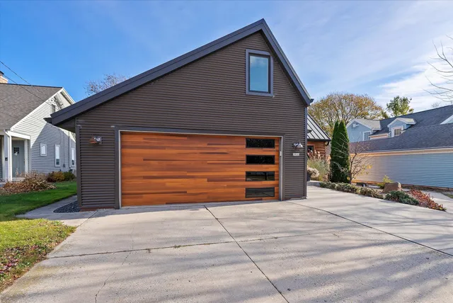 $1,380,000 | 2533 Lakeshore Drive, Sheboygan, WI 53081