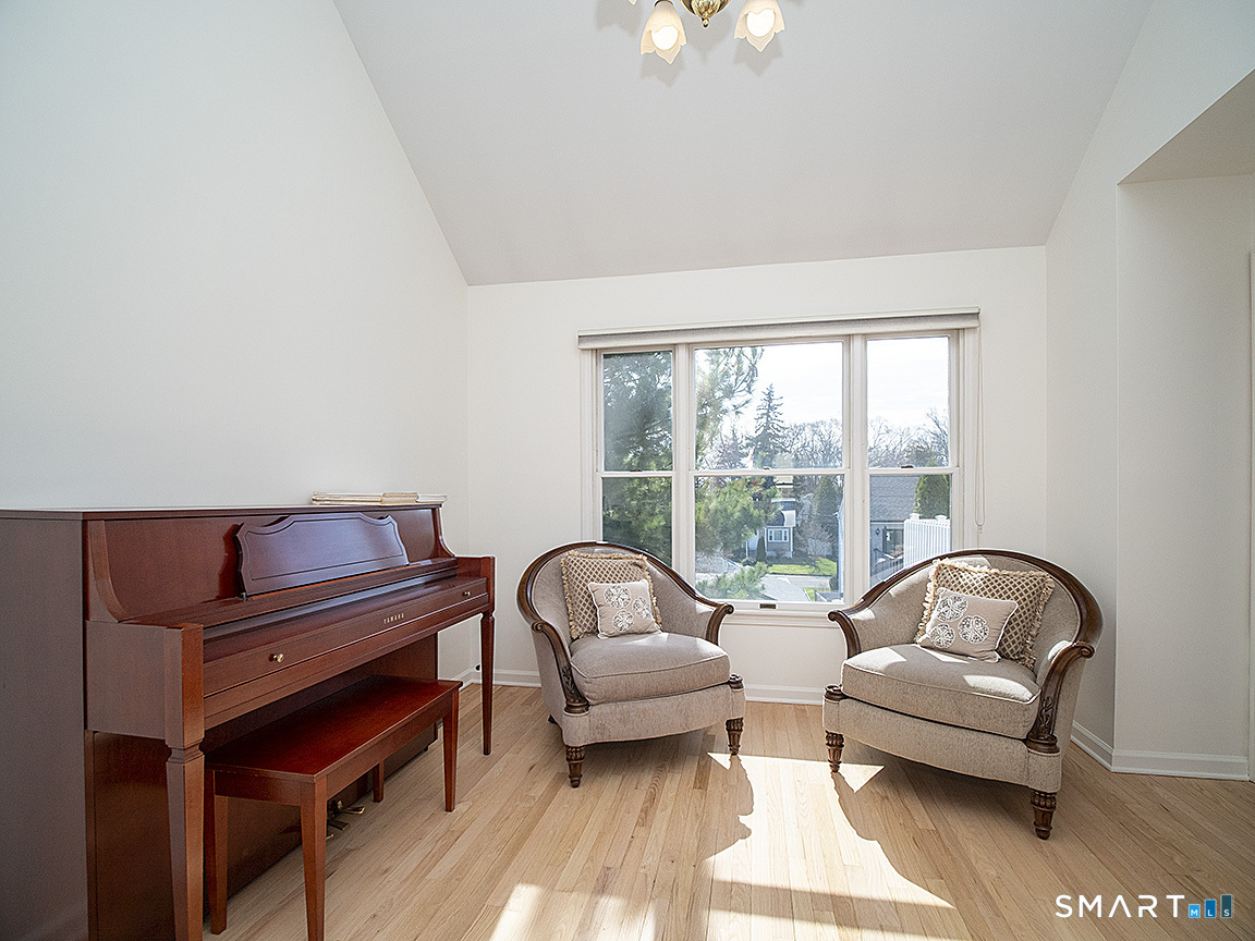 81 Old Stratfield Road Fairfield, CT 06825 - Photo 11 of 38