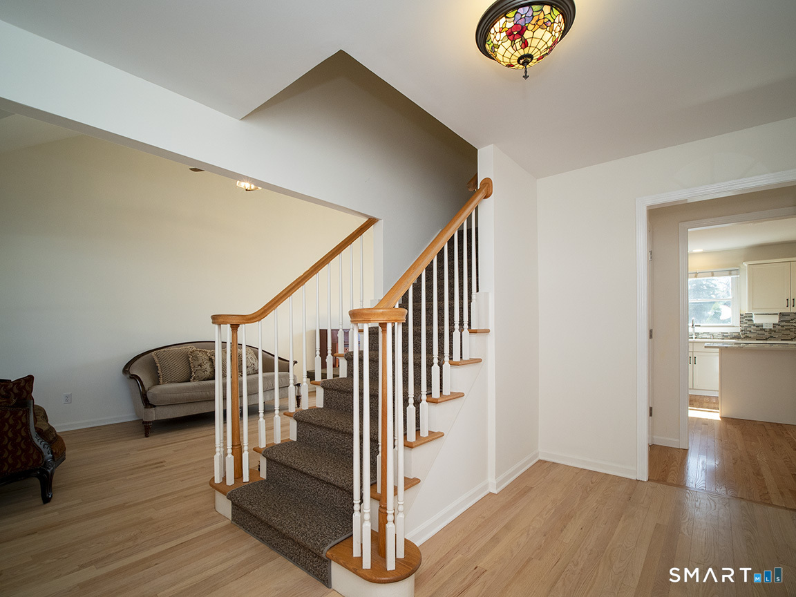 81 Old Stratfield Road Fairfield, CT 06825 - Photo 17 of 38