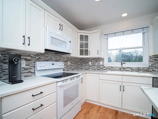 $899,000 | 81 Old Stratfield Road, Fairfield, CT 06825