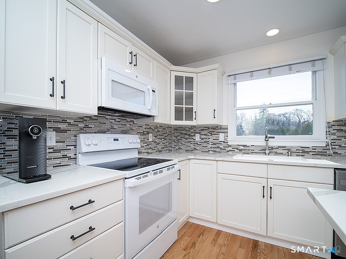 81 Old Stratfield Road Fairfield, CT 06825 - Photo 3 of 38