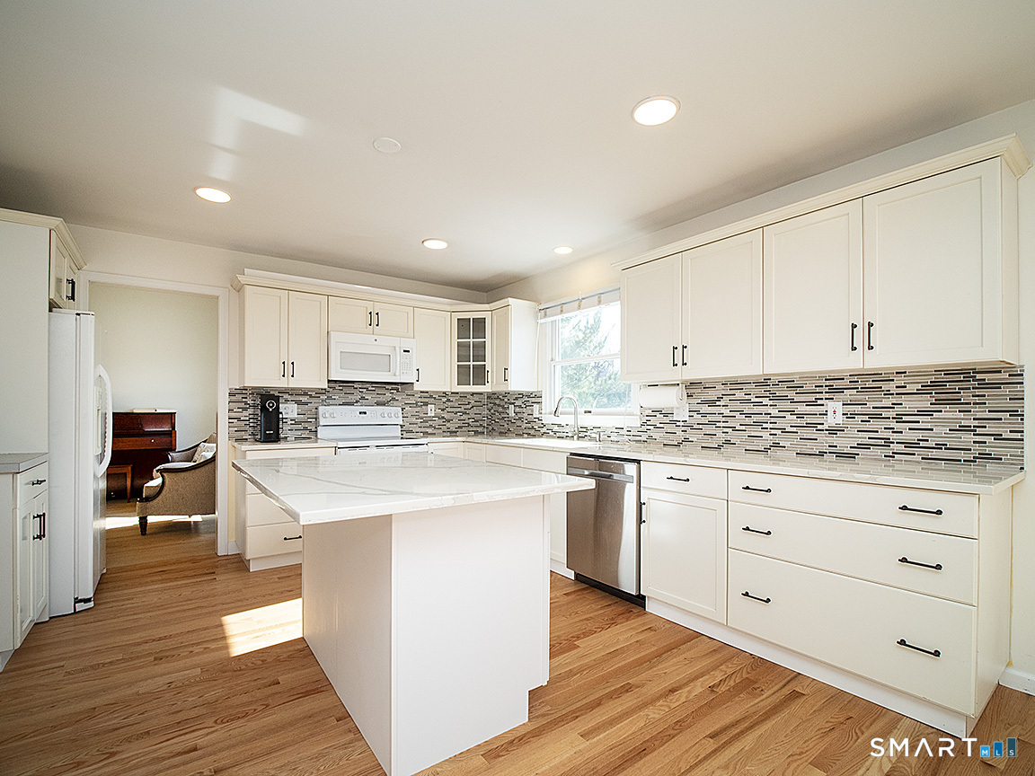 81 Old Stratfield Road Fairfield, CT 06825 - Photo 4 of 38