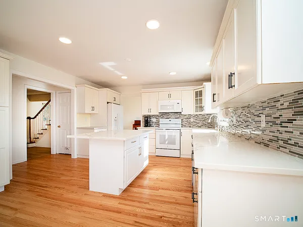 $899,000 | 81 Old Stratfield Road, Fairfield, CT 06825