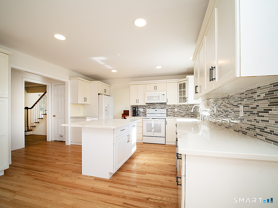 81 Old Stratfield Road Fairfield, CT 06825 - Photo 6 of 38