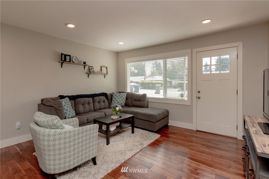 3912 Northeast 23rd Place Renton, WA 98056 - Photo 5 of 20 Gallery Image 5