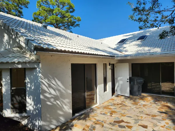 a view of a backyard