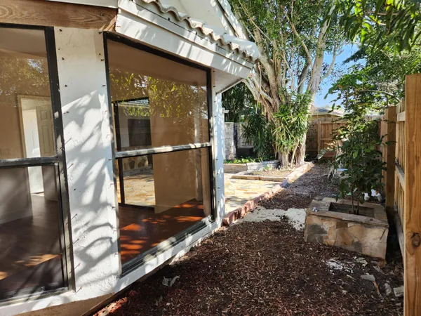 a view of small yard in front of house