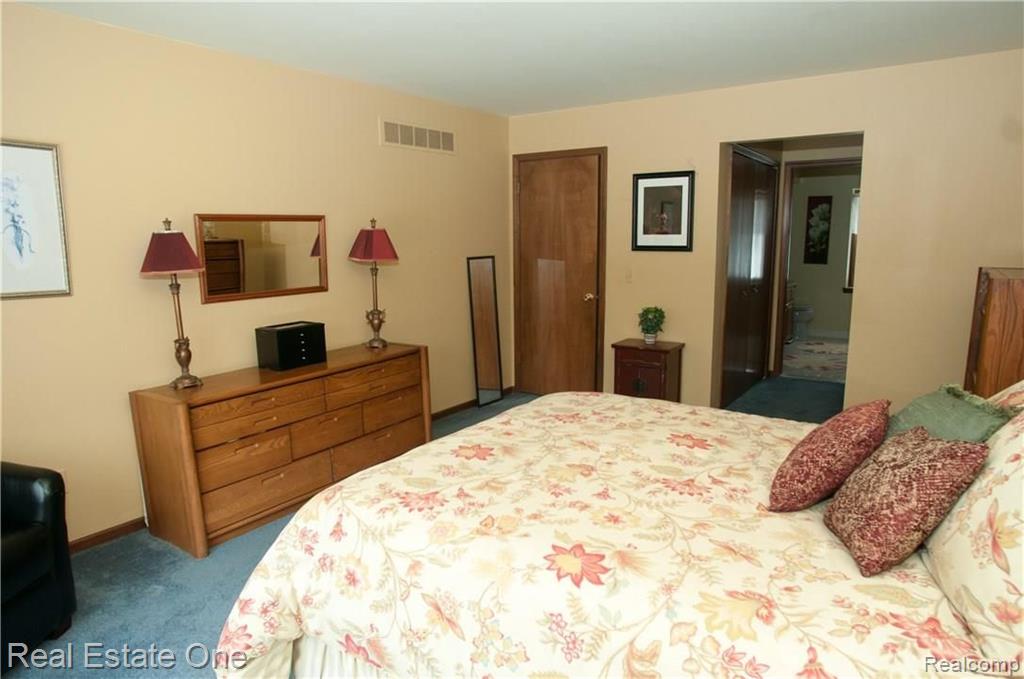 1347 Bembridge Drive Rochester Hills, MI 48307 - Photo 11 of 66