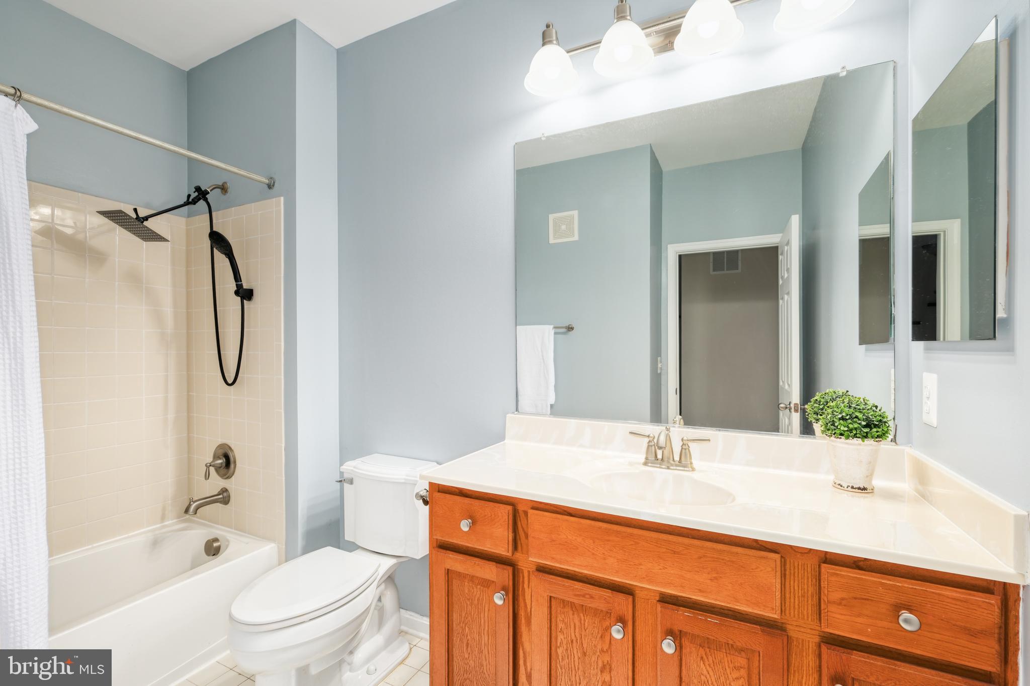 9583 Center Street Manassas, VA 20110 - Photo 30 of 34 Upper level full hall bathroom w/tub shower