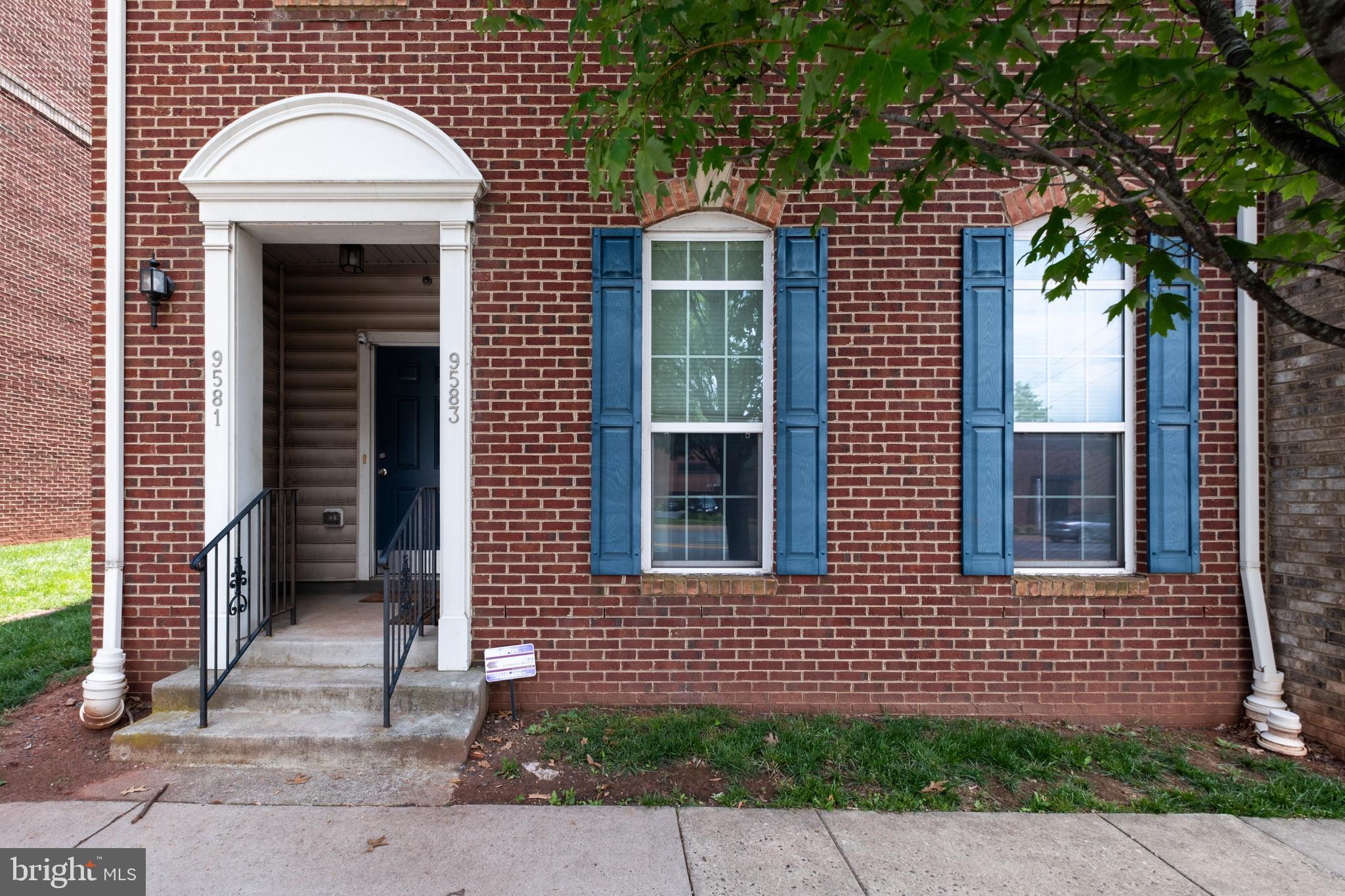 9583 Center Street Manassas, VA 20110 - Photo 4 of 34 All ext/yard maintenance, water/sewer incl in fees