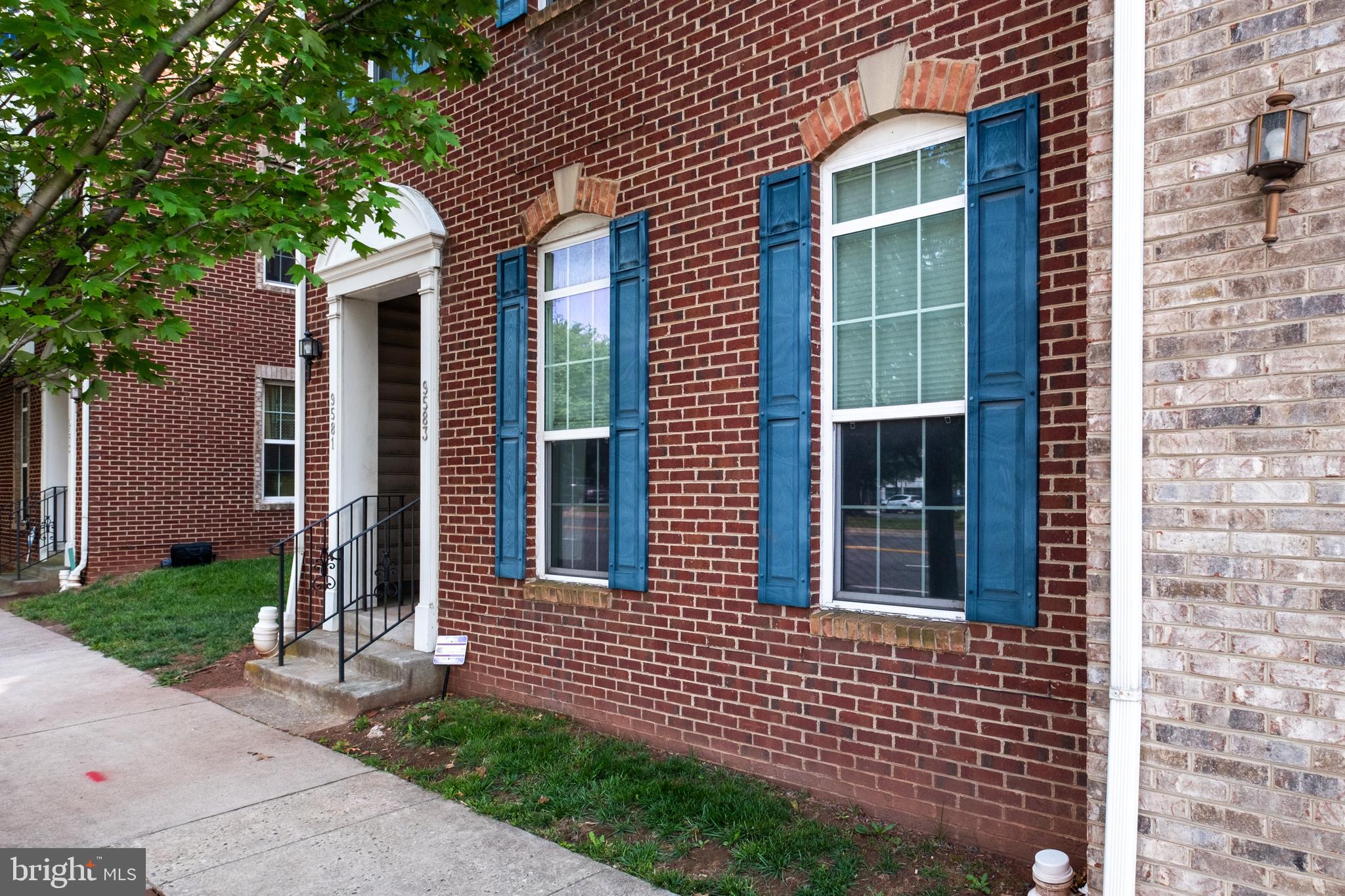 9583 Center Street Manassas, VA 20110 - Photo 5 of 34 Brick front colonial style "stacked" condos