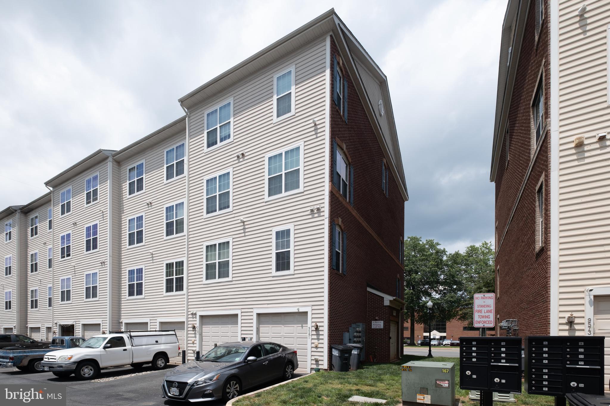 9583 Center Street Manassas, VA 20110 - Photo 6 of 34 Rear entry 1-car garage w/driveway parking