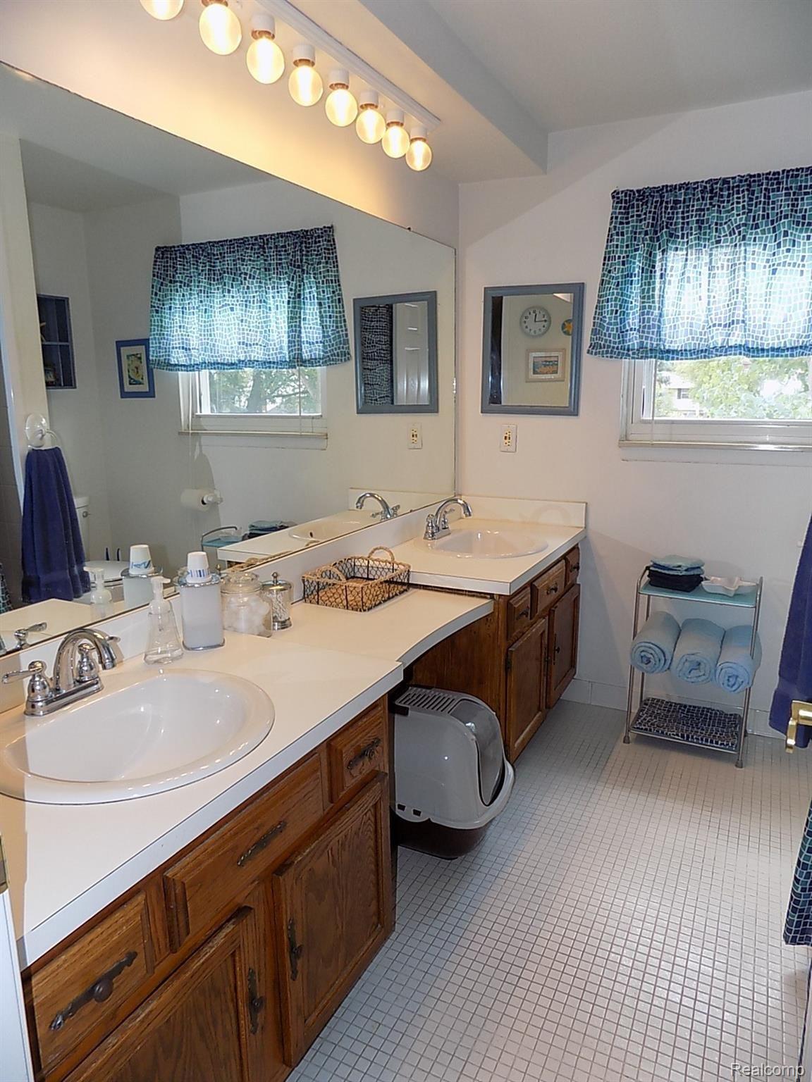 710 Abbey Court Rochester, MI 48307 - Photo 38 of 46 38 - Full Bath.JPG