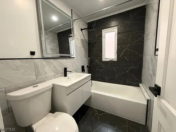 $2,200 | 168 Tuxedo Parkway, Unit 1, Newark, NJ 07106