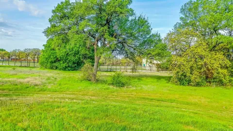 a view of yard with green space
