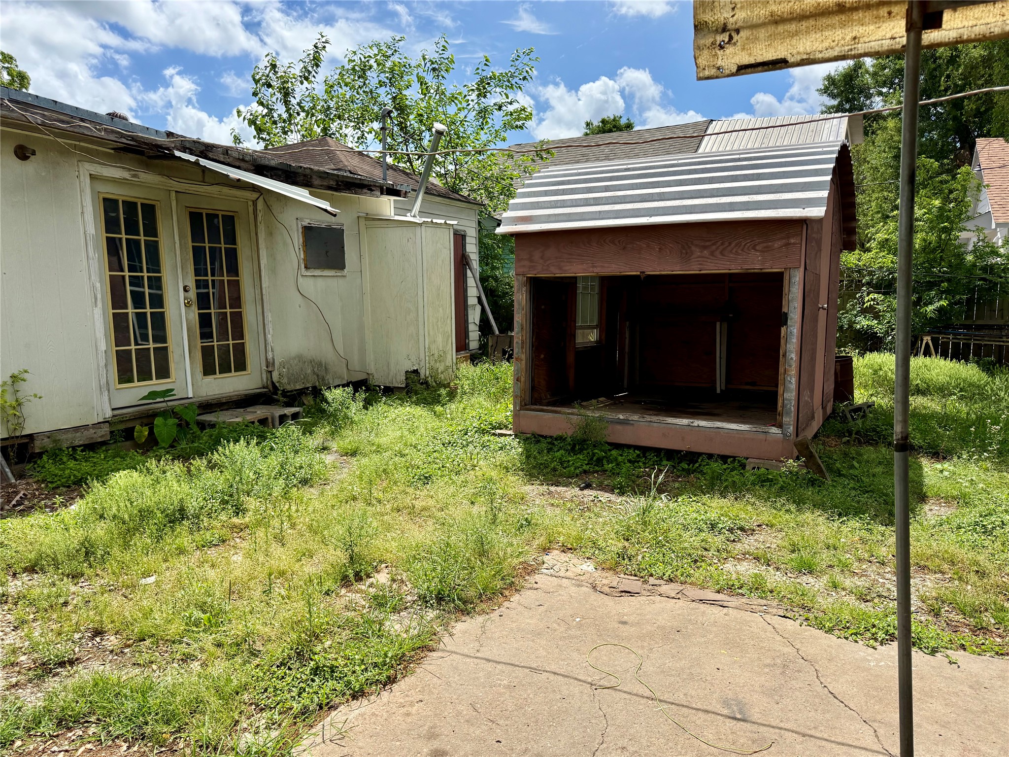 310 Center Street Pasadena, TX 77506 - Photo 6 of 10 a front view of a house with a garden