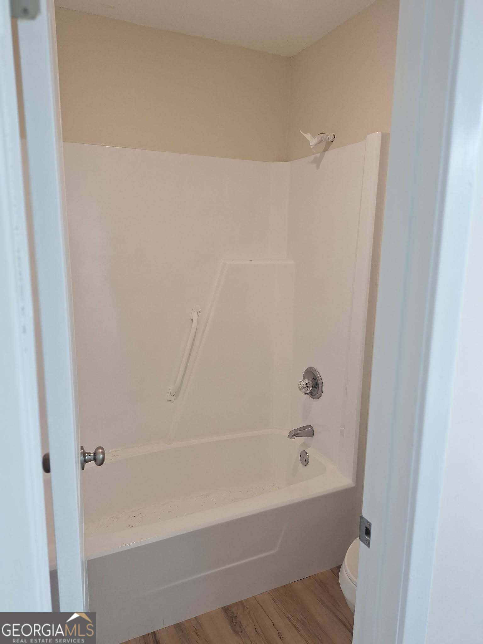 249 Satilla Church Road Baxley, GA 31513 - Photo 17 of 26 a bathroom with a bathtub