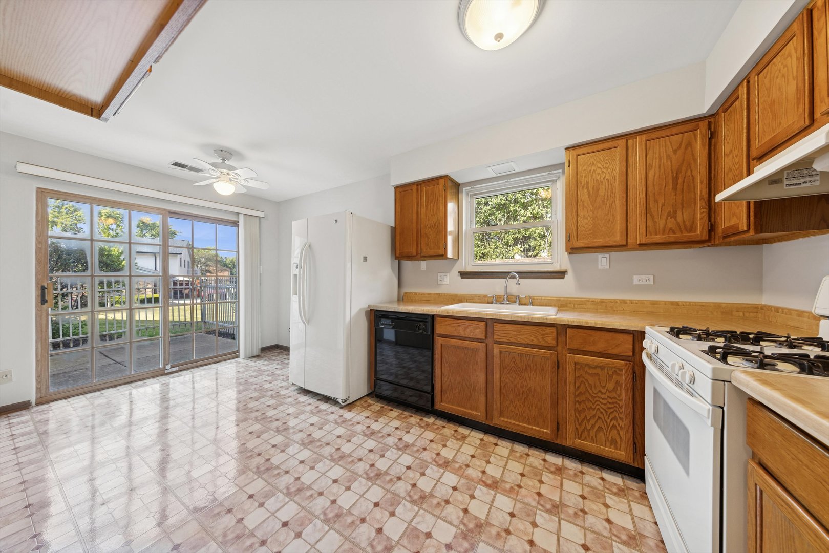 8320 High Point Circle, Unit 8230F Darien, IL 60561 - Photo 5 of 18