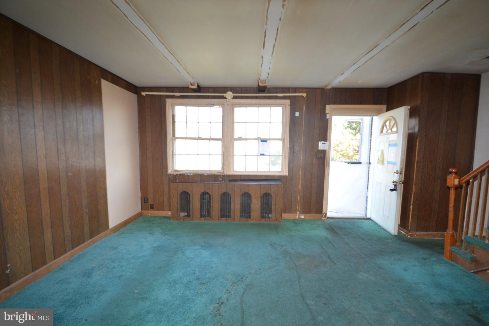 826 Braeside Road Baltimore, MD 21229 - Photo 2 of 20 Living Room