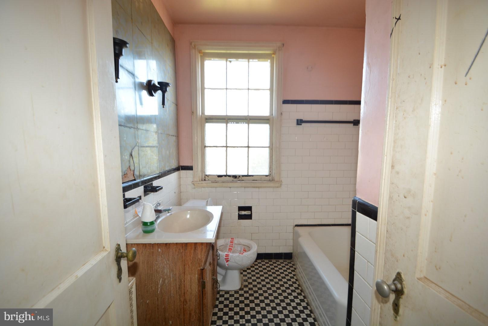 826 Braeside Road Baltimore, MD 21229 - Photo 17 of 20 Bath