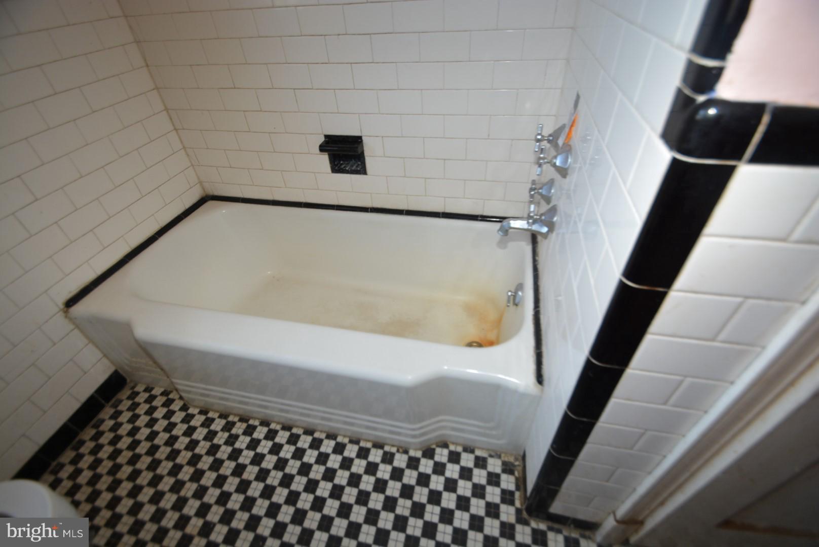 826 Braeside Road Baltimore, MD 21229 - Photo 18 of 20 Bath