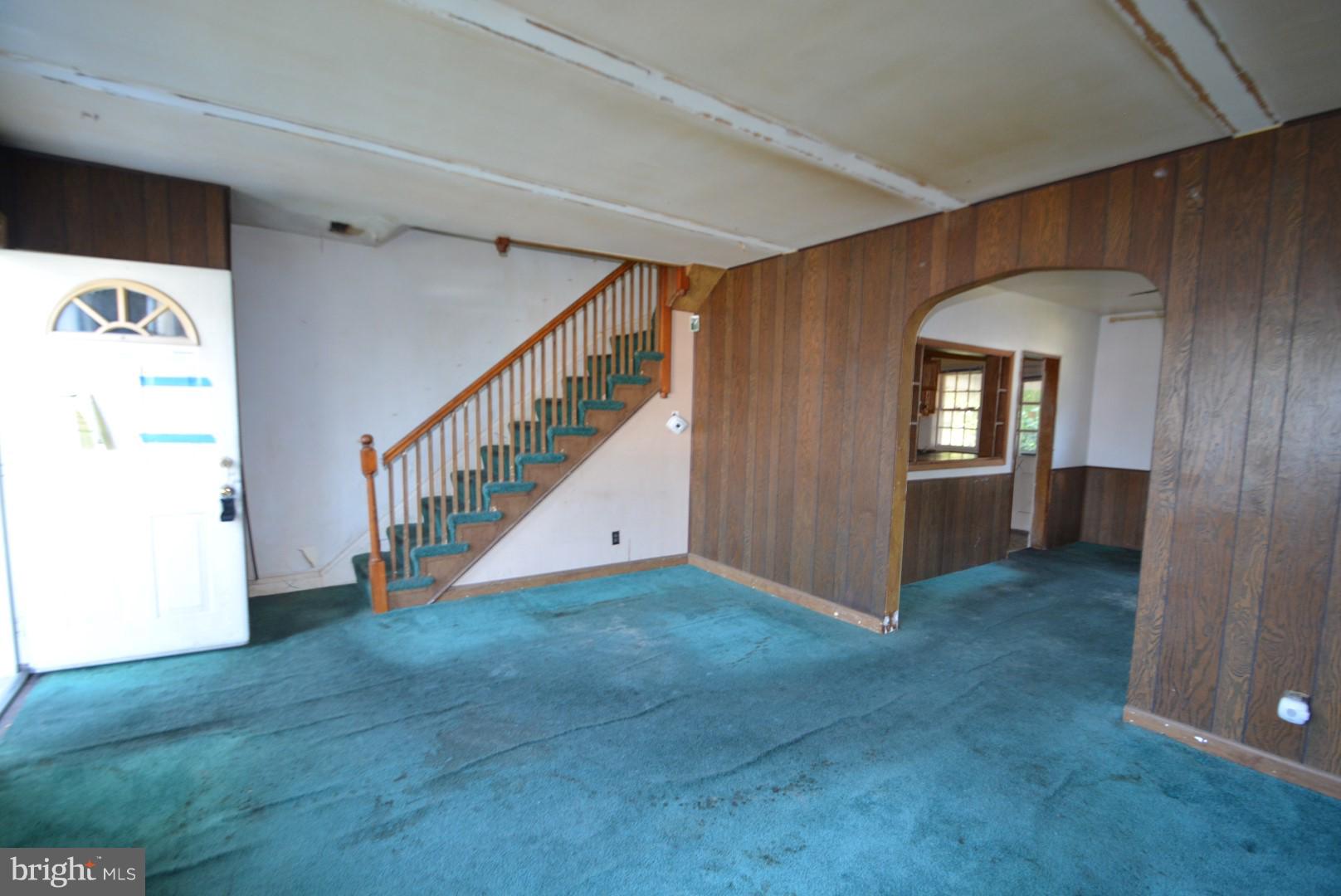 826 Braeside Road Baltimore, MD 21229 - Photo 3 of 20 Living Room