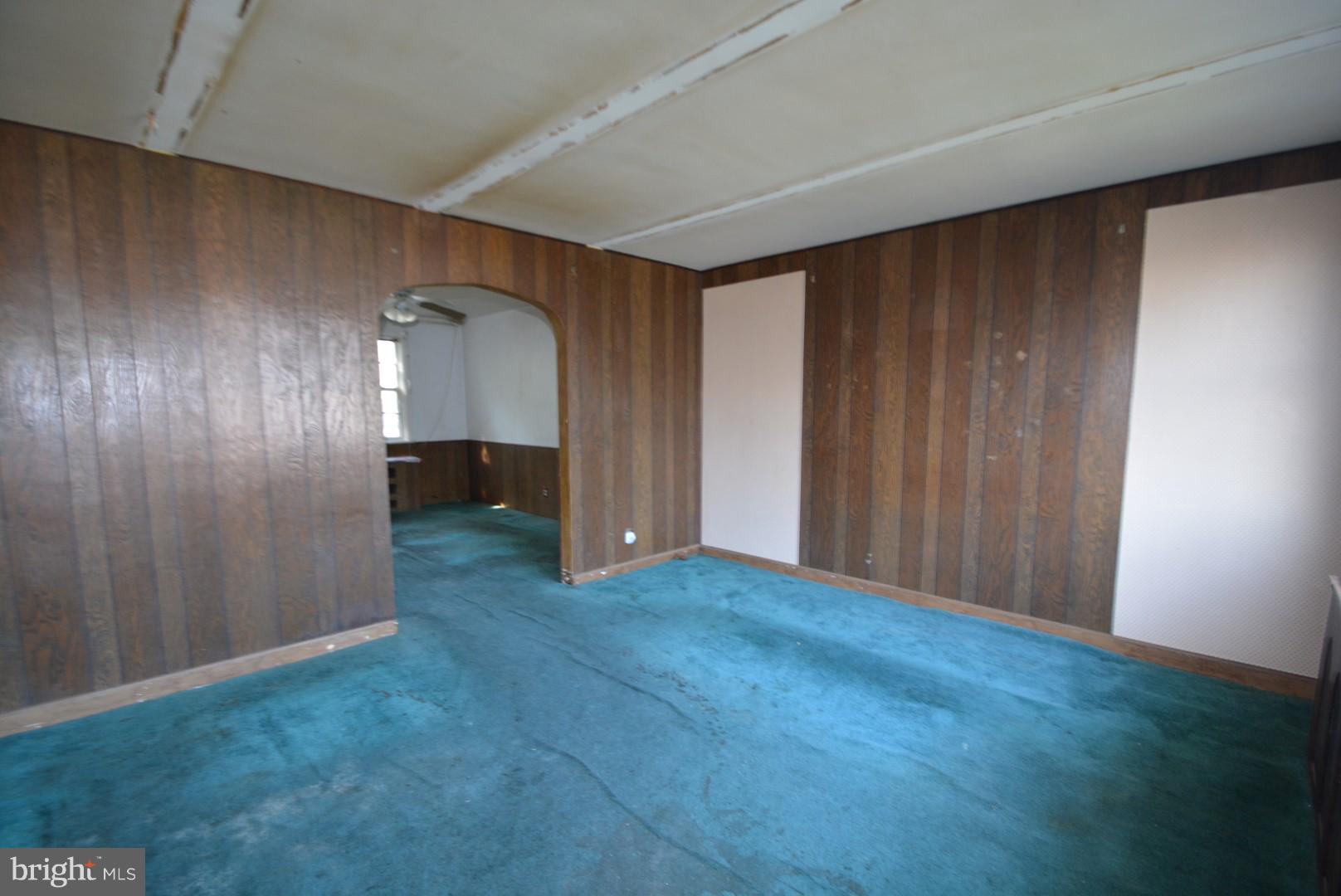 826 Braeside Road Baltimore, MD 21229 - Photo 4 of 20 Living Room