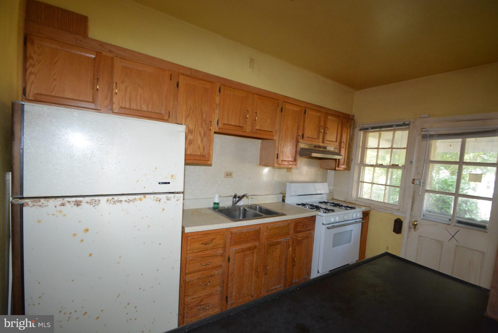 826 Braeside Road Baltimore, MD 21229 - Photo 5 of 20 Kitchen