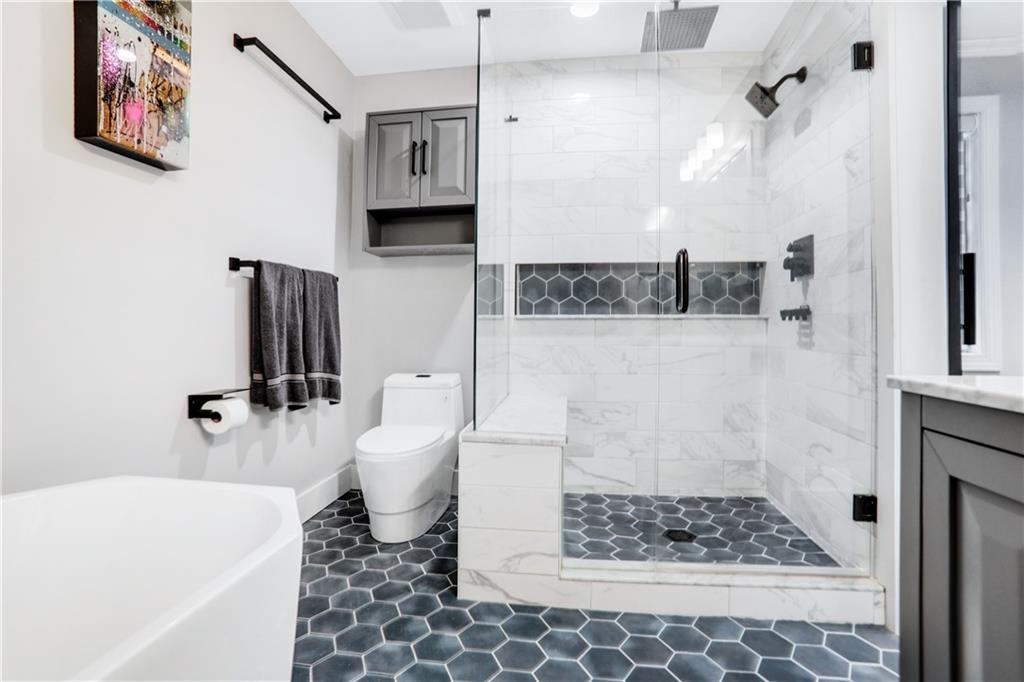1275 Eastland Road Southeast Atlanta, GA 30316 - Photo 16 of 31 a bathroom with a bathtub sink and toilet