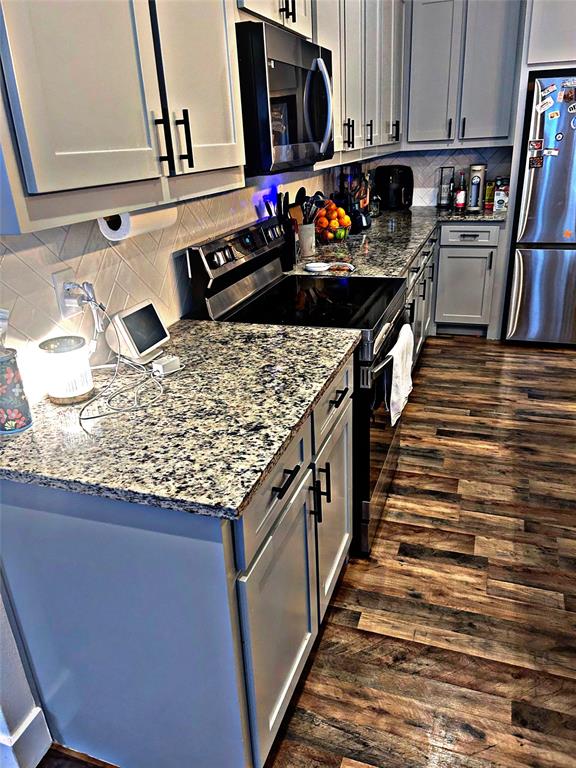 2631 Fish Tank Road Corsicana, TX 75110 - Photo 15 of 40 a kitchen with granite countertop a sink and a stove