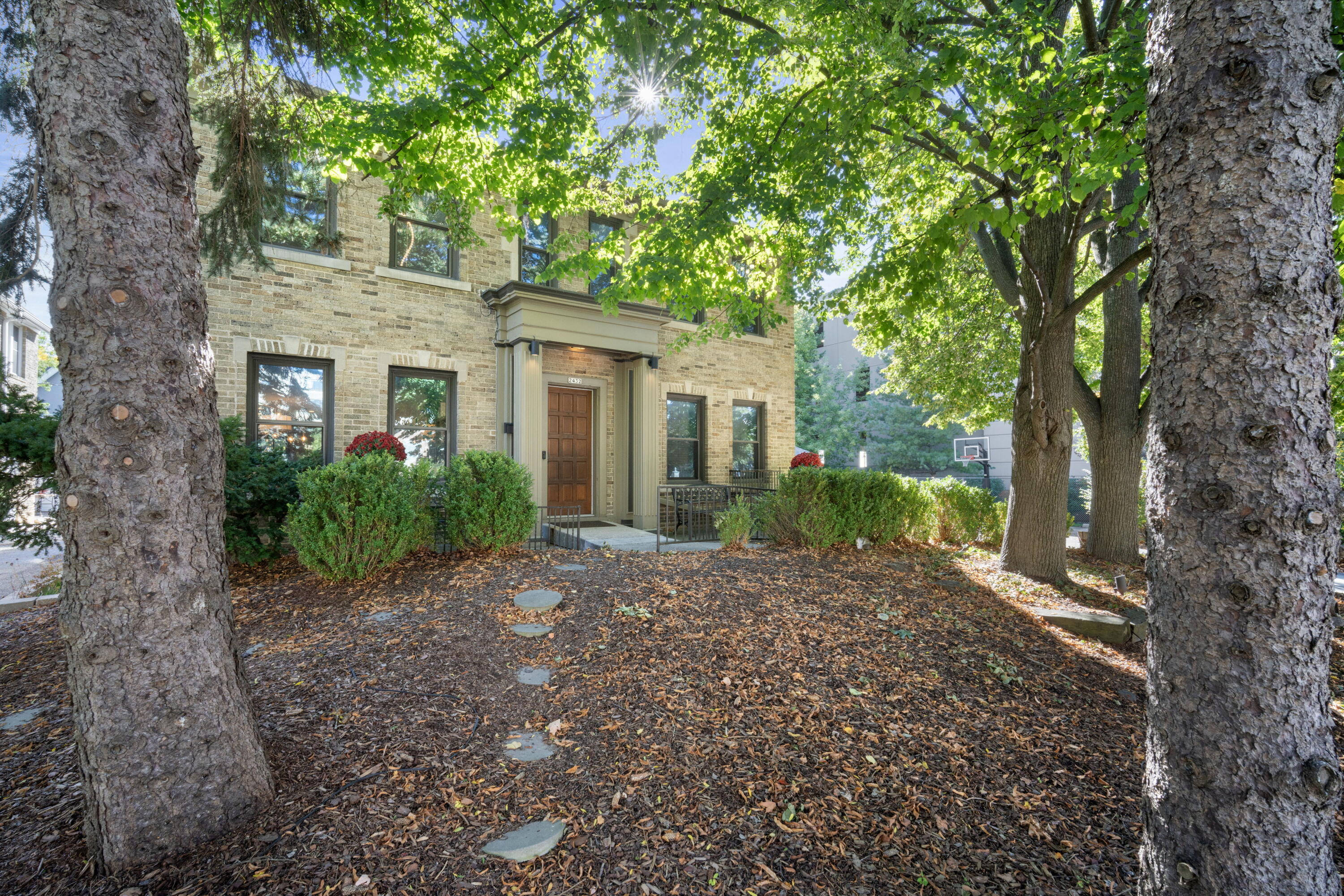 2432 North Lake Drive Milwaukee, WI 53211 - Photo 2 of 28 Exterior