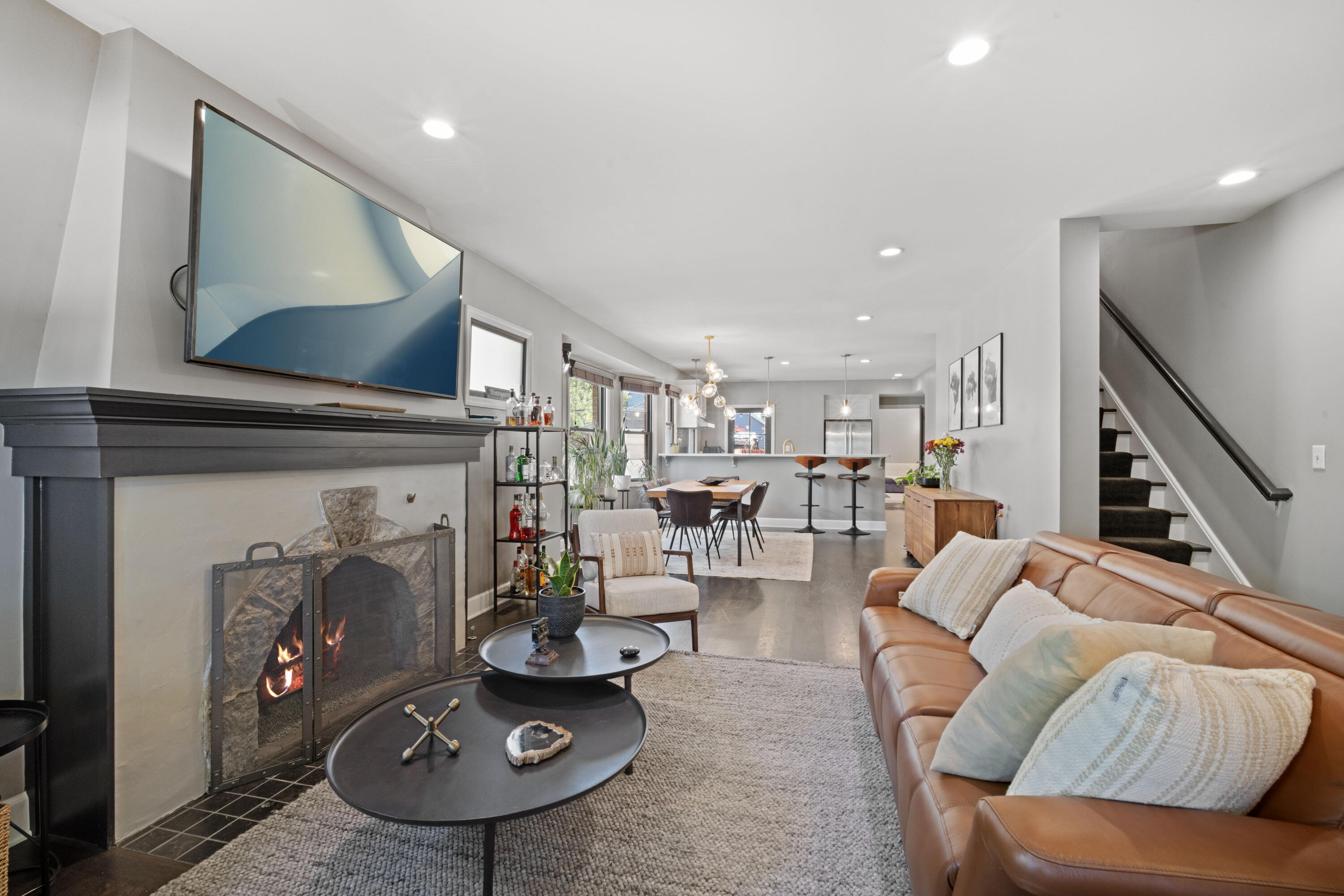 2432 North Lake Drive Milwaukee, WI 53211 - Photo 3 of 28 Living Room