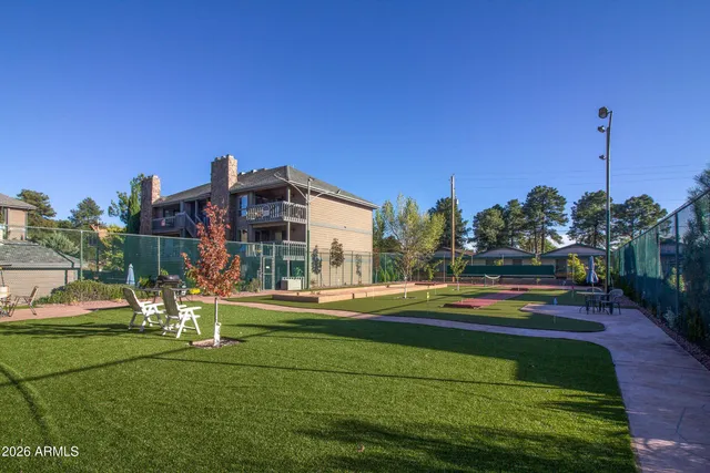 a view of a backyard