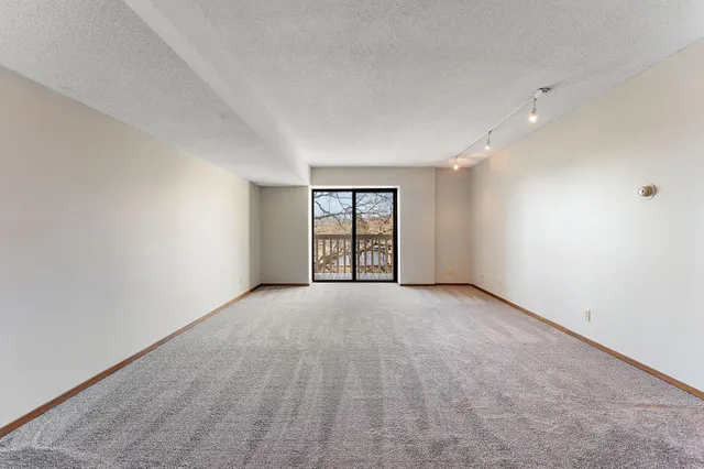 $1,595 | 311 Pleasant Avenue, Unit 502, St. Paul, MN 55102