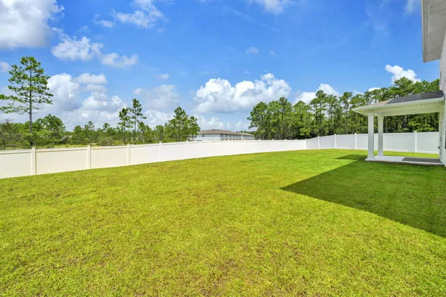 a view of a backyard