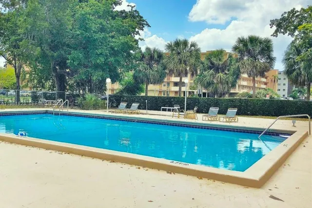 $1,500 | 901 Hillcrest Drive, Unit 311, Hollywood, FL 33021