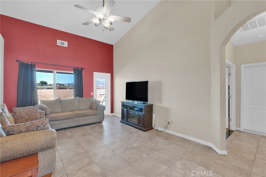 7435 Solano Road Phelan, CA 92371 - Photo 7 of 65