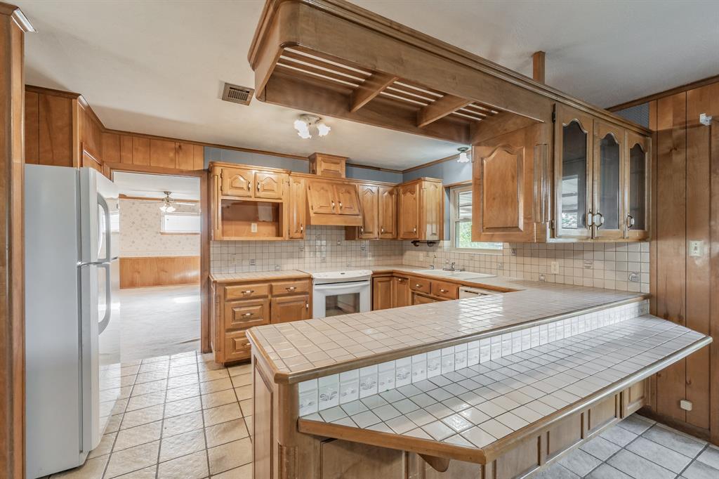 412 Oakview Drive Springtown, TX 76082 - Photo 11 of 32