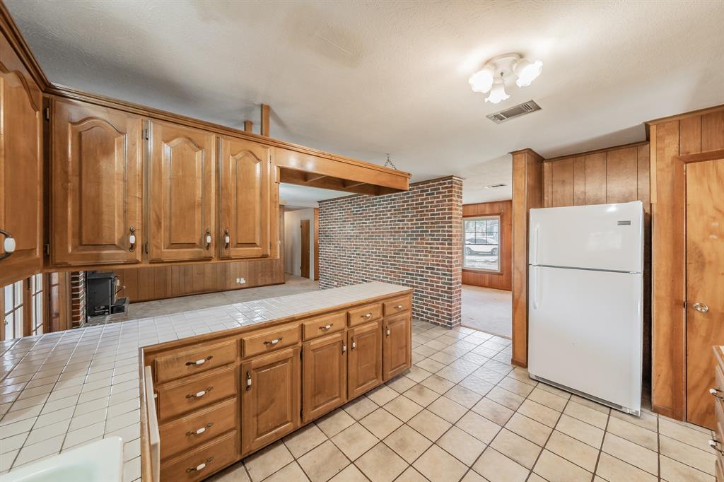 412 Oakview Drive Springtown, TX 76082 - Photo 14 of 32