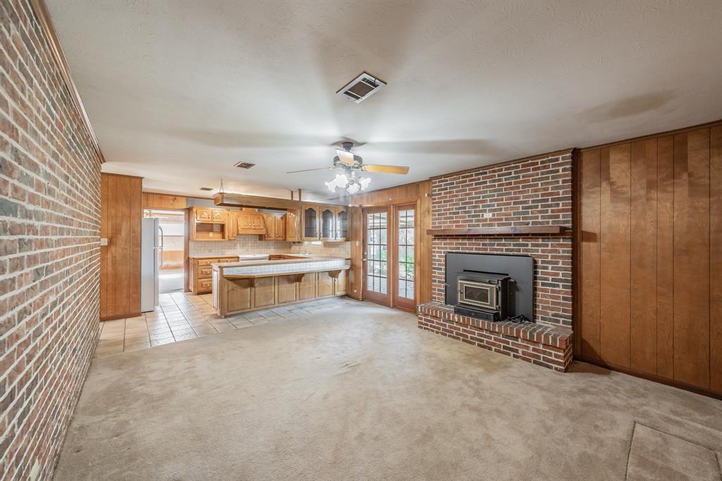 412 Oakview Drive Springtown, TX 76082 - Photo 8 of 32