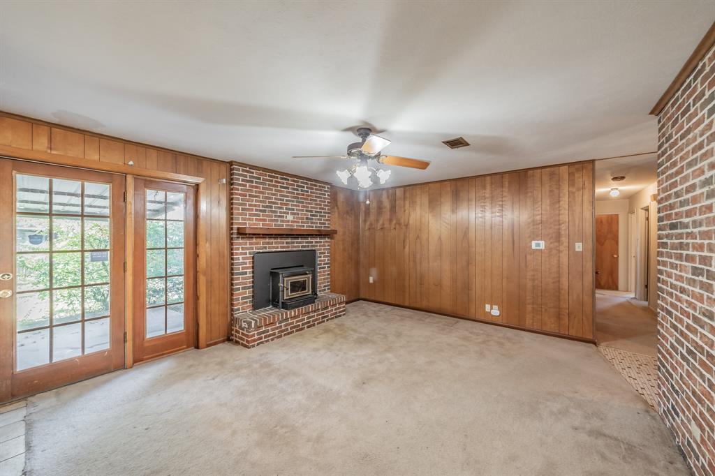 412 Oakview Drive Springtown, TX 76082 - Photo 9 of 32