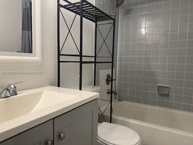 640 South Park Road, Unit 264 Hollywood, FL 33021 - Photo 11 of 14 a bathroom with a sink a toilet and bathtub