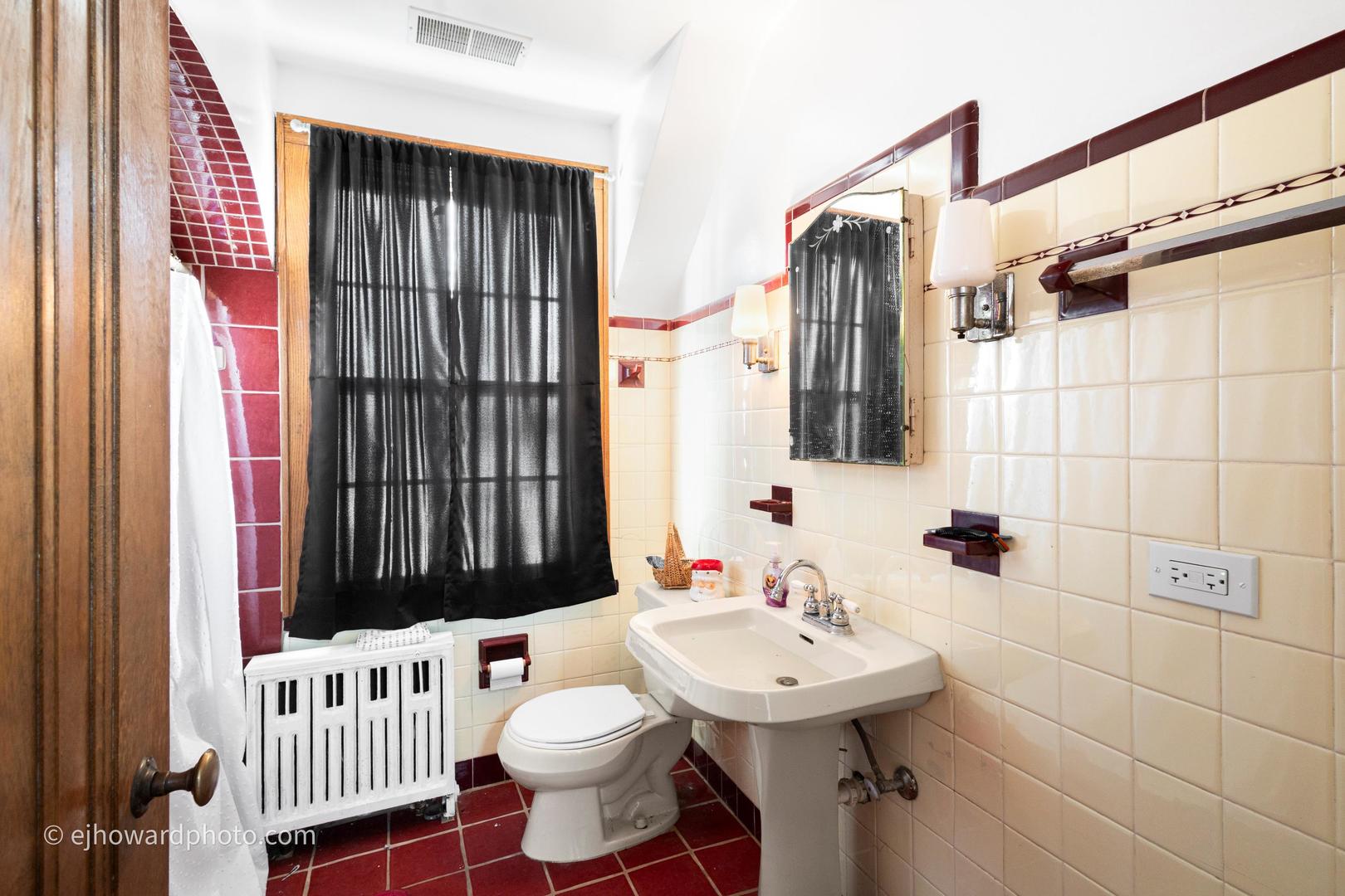 3655 Kent Place Crete, IL 60417 - Photo 17 of 29 a bathroom with a sink a toilet and shower curtain